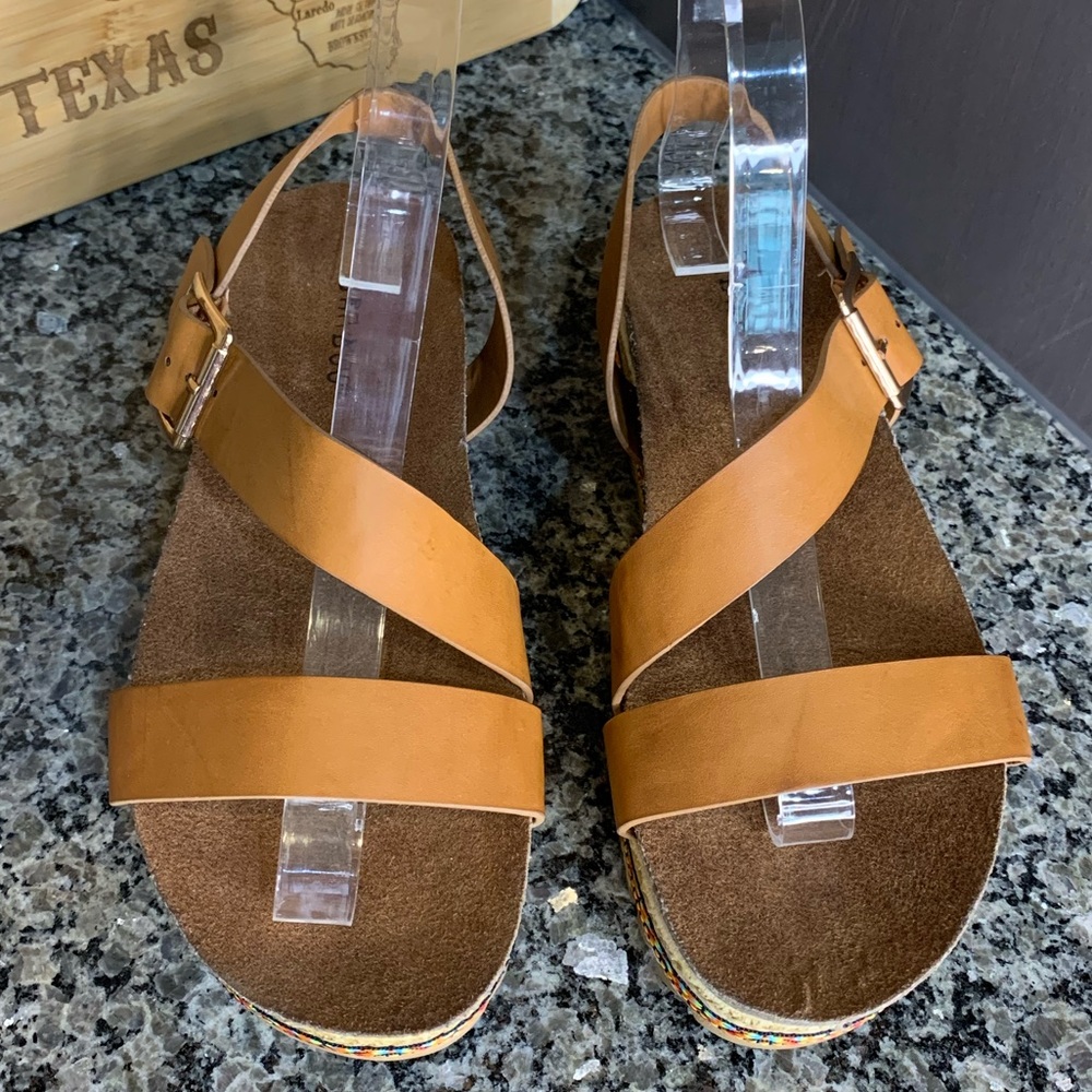 BAMBOO Lacey Tan Flatform Sandals Size 5 1/2 - Picture 5 of 10